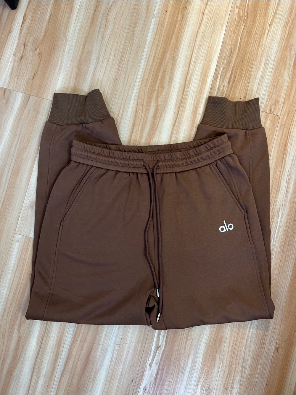 ALO Yoga Brown Crewneck Sweatshirt & Joggers Set - Picture 4 of 5
